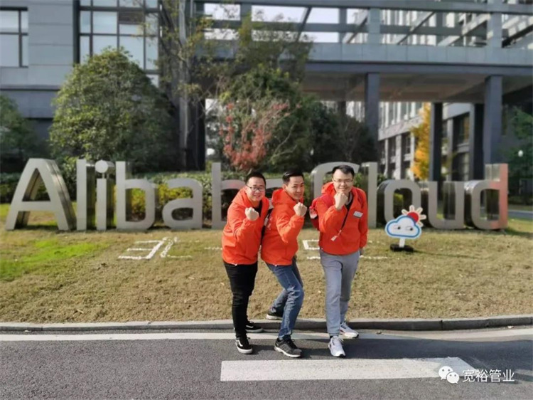 ▲寬裕三劍俠，居中為黃總