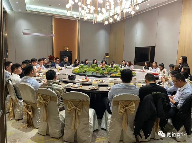 ▲濟(jì)濟(jì)一堂，不亦樂乎